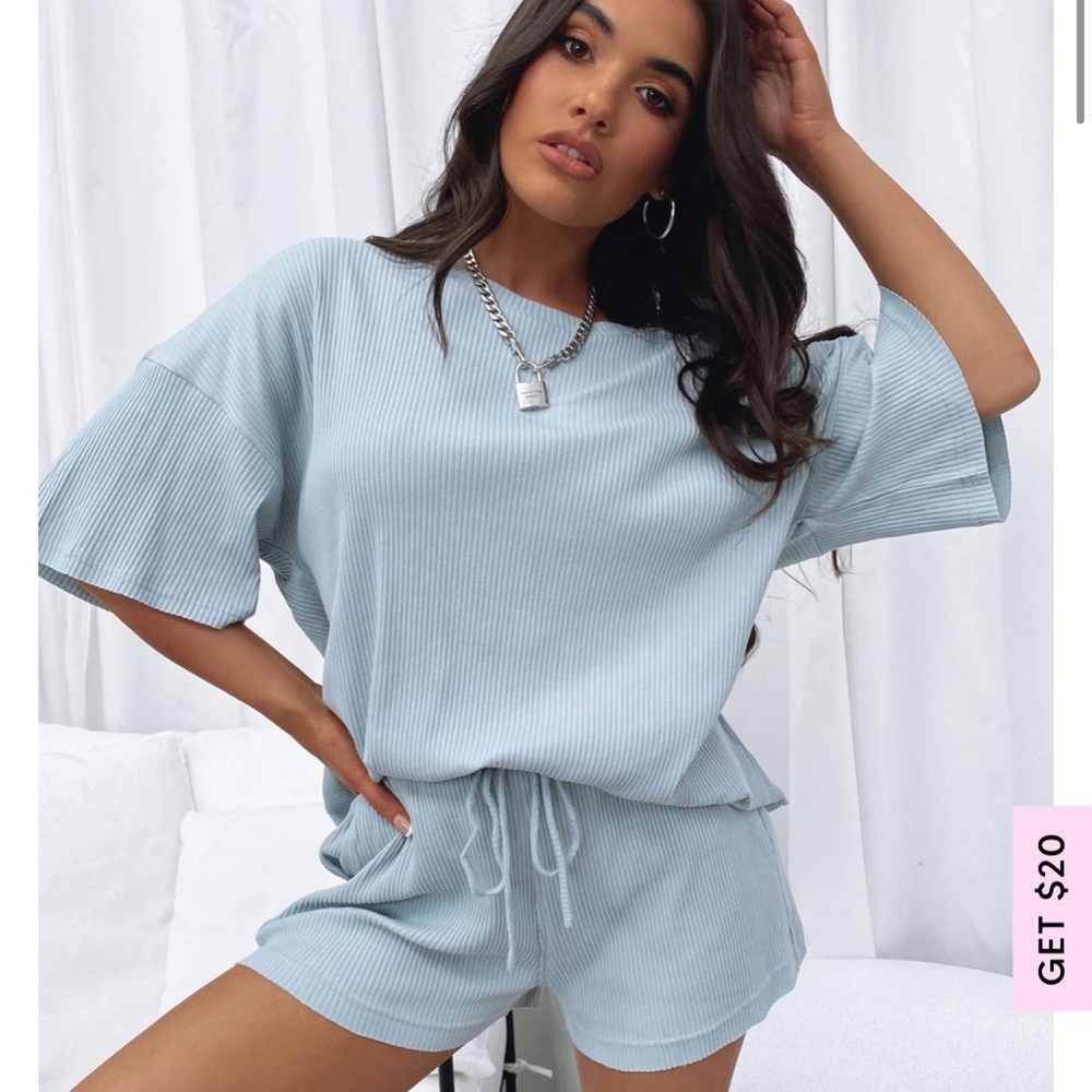 White fox lounge set